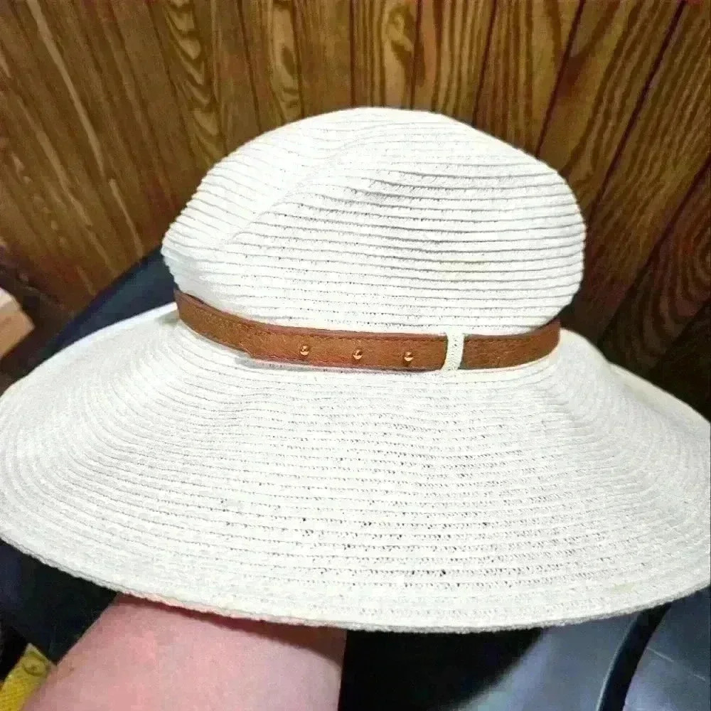 Nine West floppy hat. Cream w brown belt like band.Packable.
